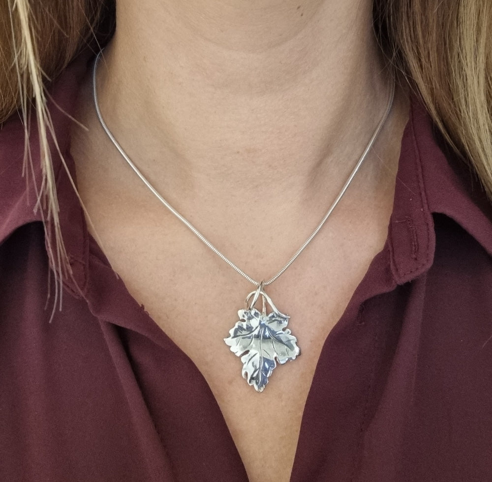 HUMLELÖV (Hops leaf) necklace