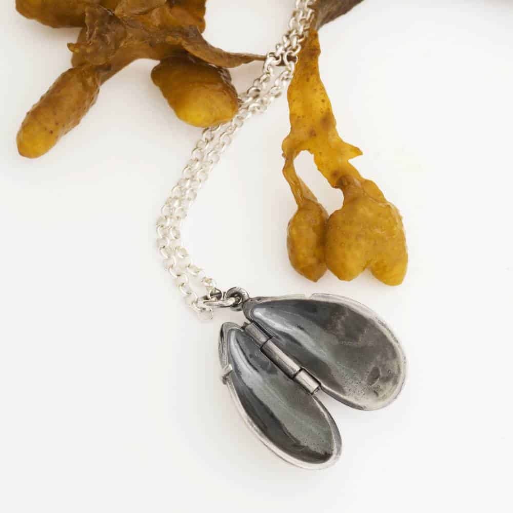 BLÅMUSSLA SKATT (Blue Mussel Treasure) necklace