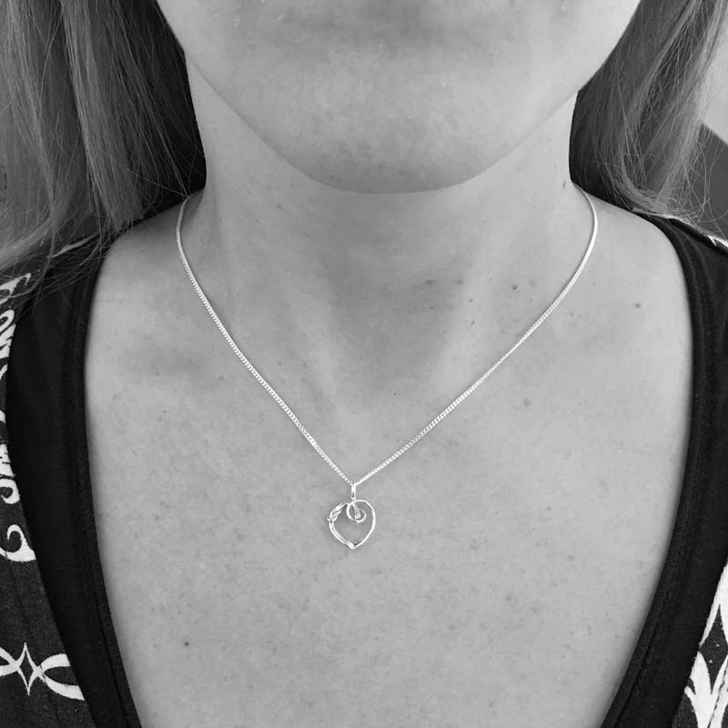 RÅBANDSKNOP (Reef Knot) HEART XS necklace