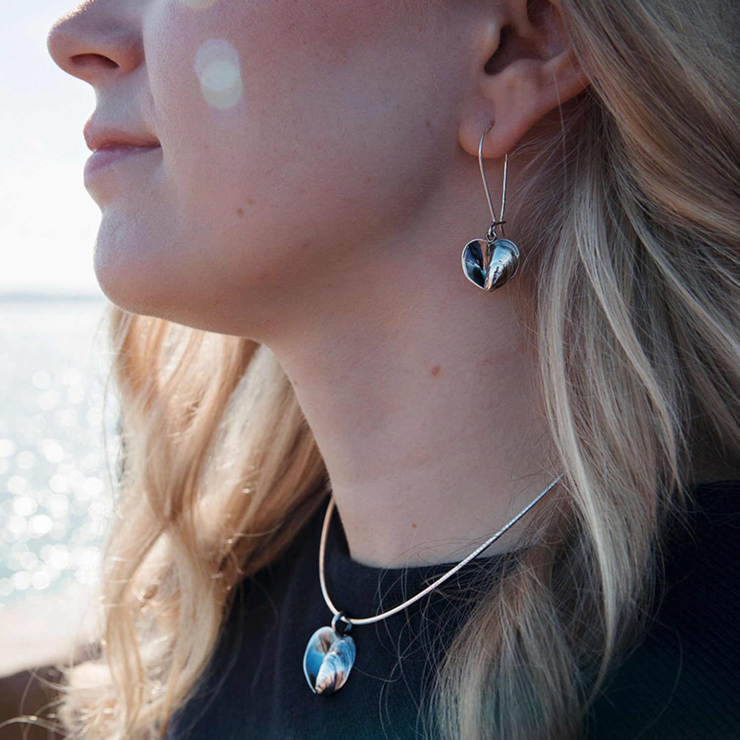 BLÅMUSSLA HJÄRTA (Blue Mussel Heart) earrings