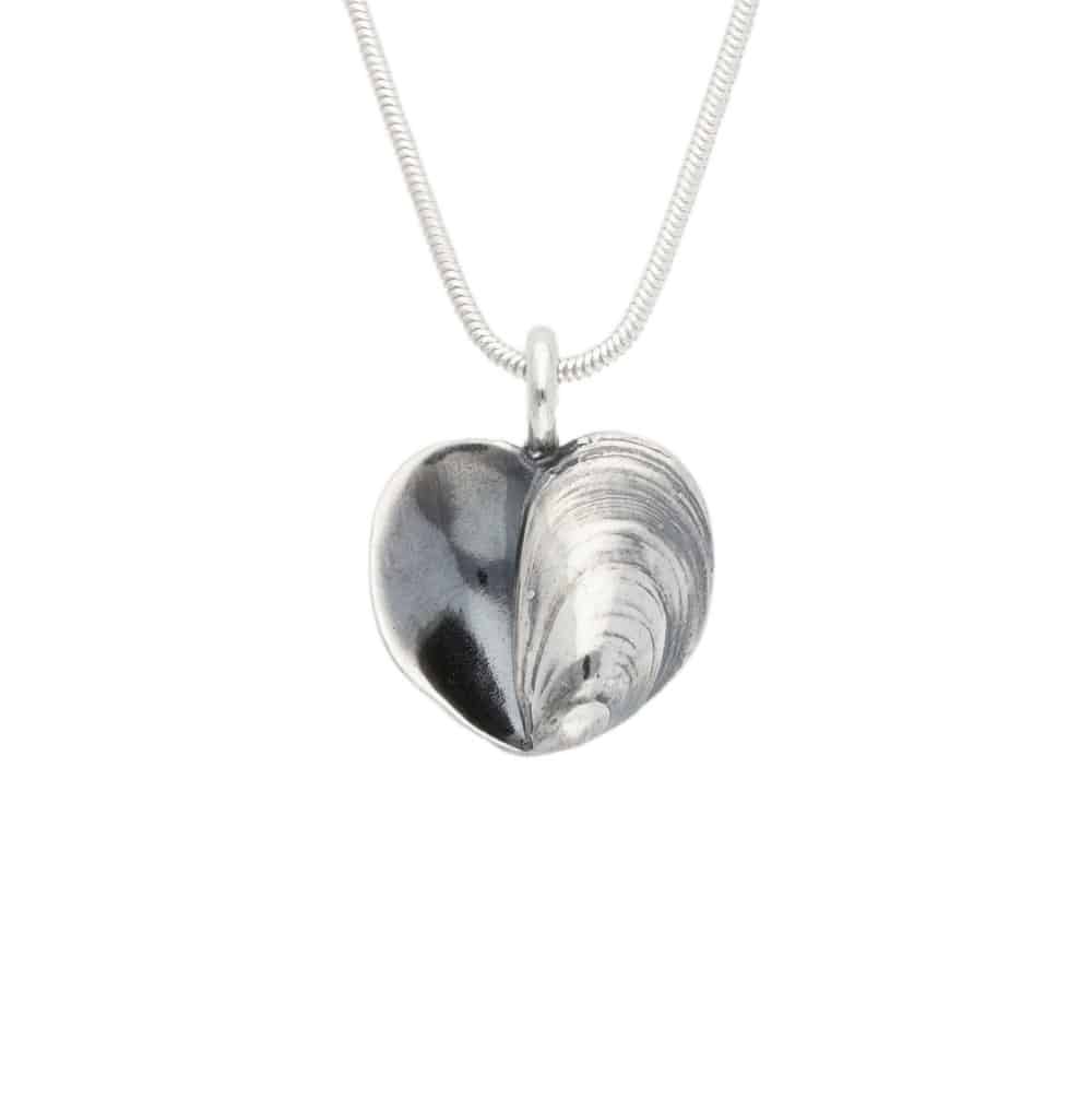 BLÅMUSSLA HJÄRTA (Blue Mussel Heart) L necklace