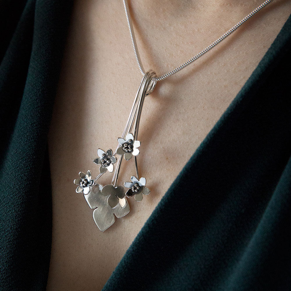 BLÅSIPPA (Hepatica) LEAF XL necklace